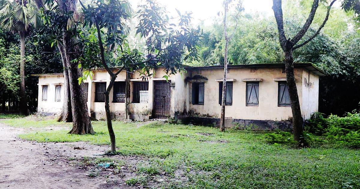 নওগাঁয়-স্বাস্থ্যকেন্দ্র-বন্ধ-থাকায়-ভোগান্তিতে-সেবা-প্রত্যাশীরা