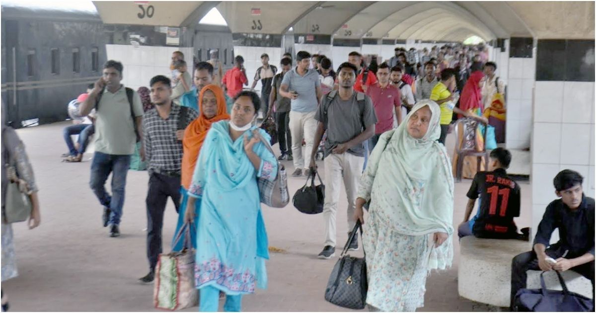 After-the-worship-holidays-people-are-returning-to-Dhaka-the-capital-is-getting-the-capital
