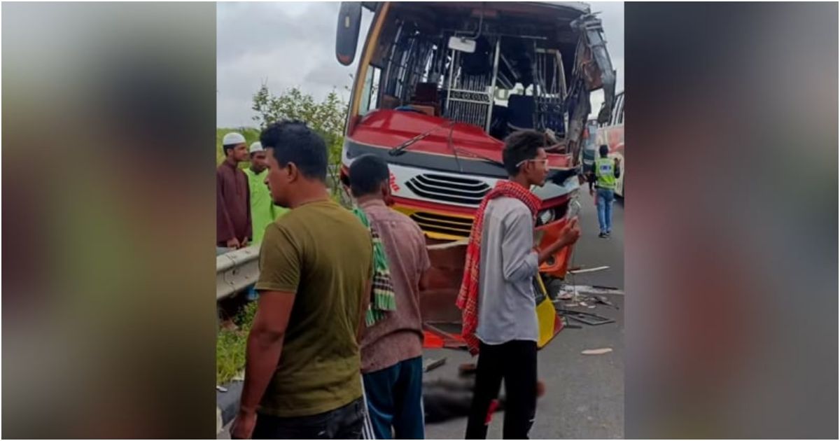 Another-bus-pushed-on-the-expressway-is-the-helper-of-another-bus-pushing