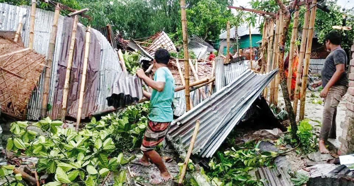 More-than-five-hundred-houses-are-devastated-in-Kishoreganj-in-tornado