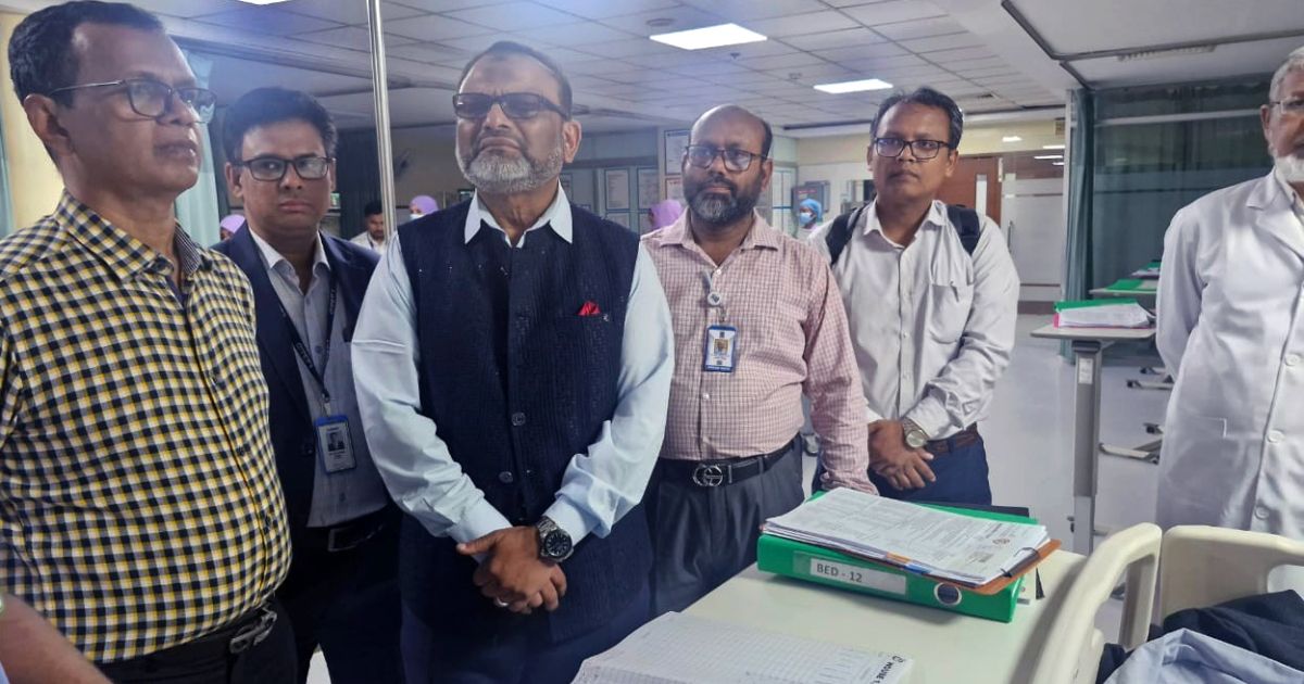 Emeritus-Professor-Syed-Manjurul-Islam-went-to-the-hospital-to-see-the-Vice--Chancellor