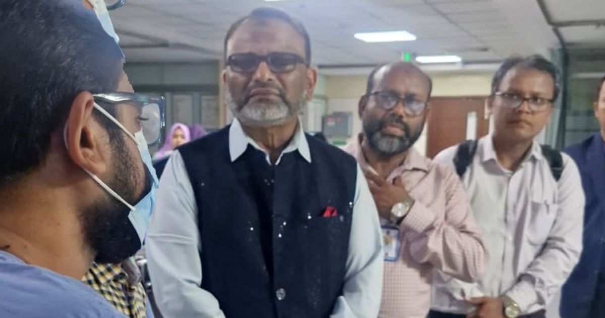 ইমেরিটাস অধ্যাপক সৈয়দ মনজুরুল ইসলামকে দেখতে হাসপাতালে গেলেন ঢাবি উপাচার্য