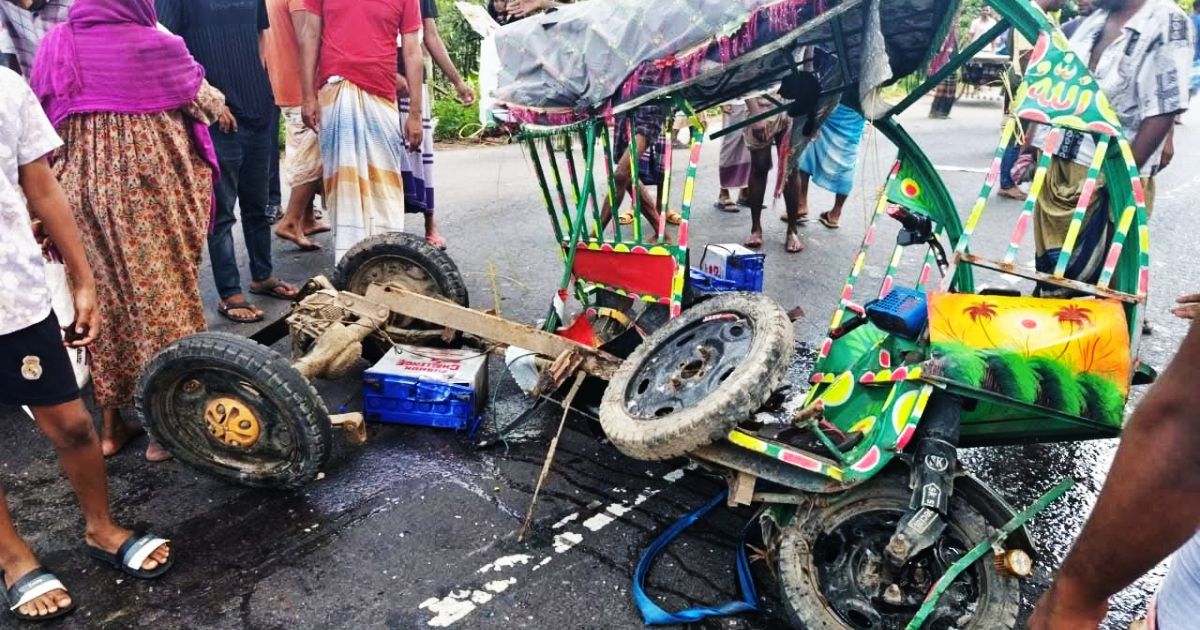 Three-passengers-of-Autorixa-killed-in-a-bus-collision-in-Natore