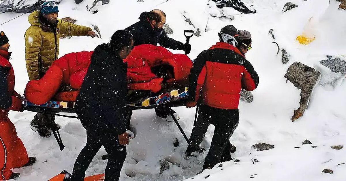 Thousands-of-tourists-are-trapped-in-the-snow-storm-in-Everest