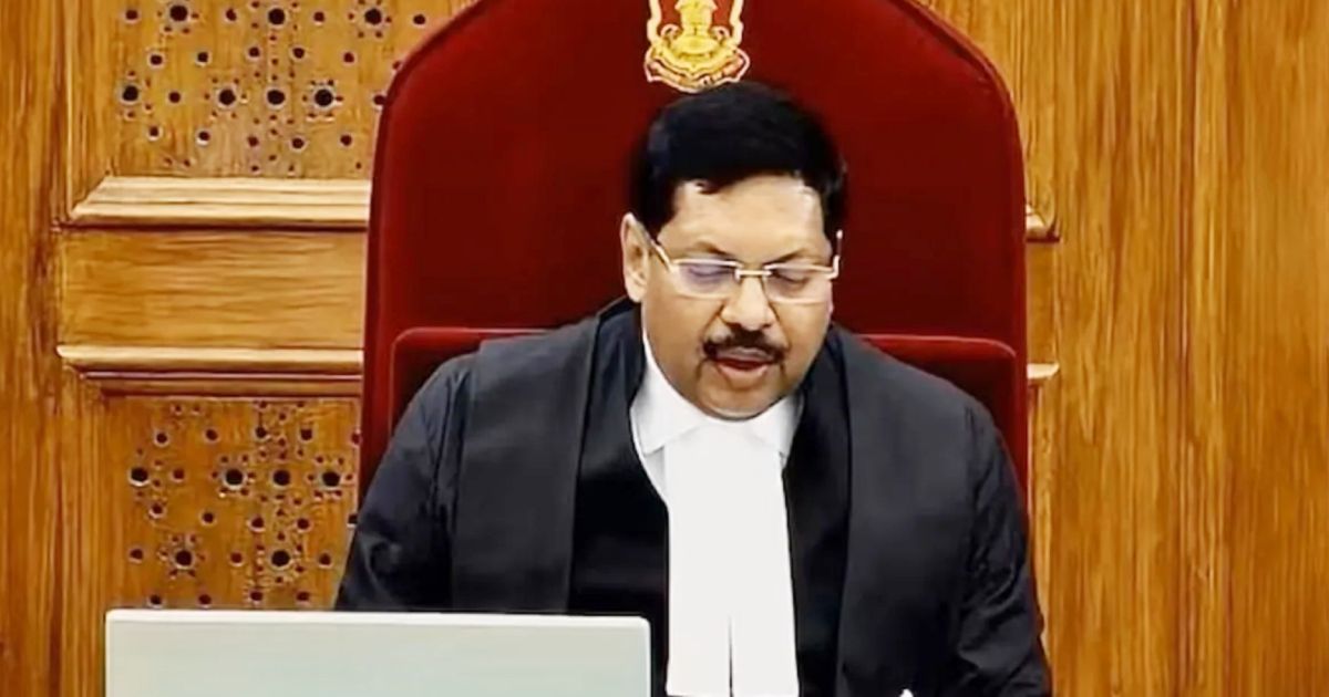 Throw-shoes-toward-the-Chief-Justice-of-India-in-court