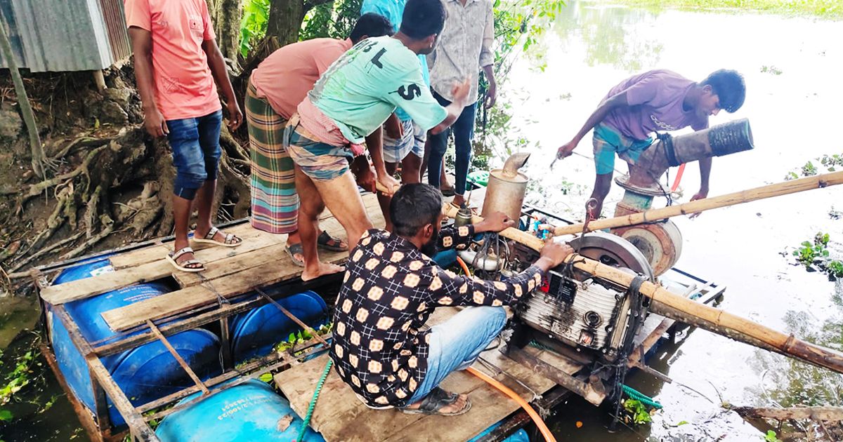 Sonimuri-seizes-dredger-machine-to-illegally-lift-sand