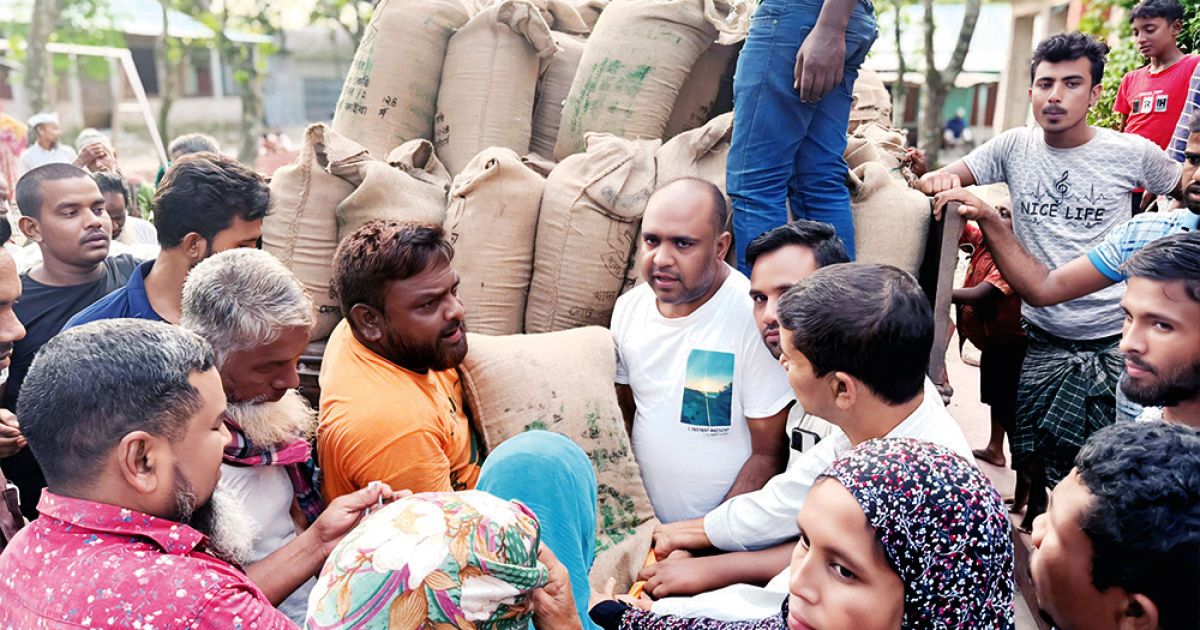 গঙ্গাচড়ায় ঘূর্ণিঝড় ও বন্যায় ক্ষতিগ্রস্তদের জন্য ত্রাণ বিতরণ