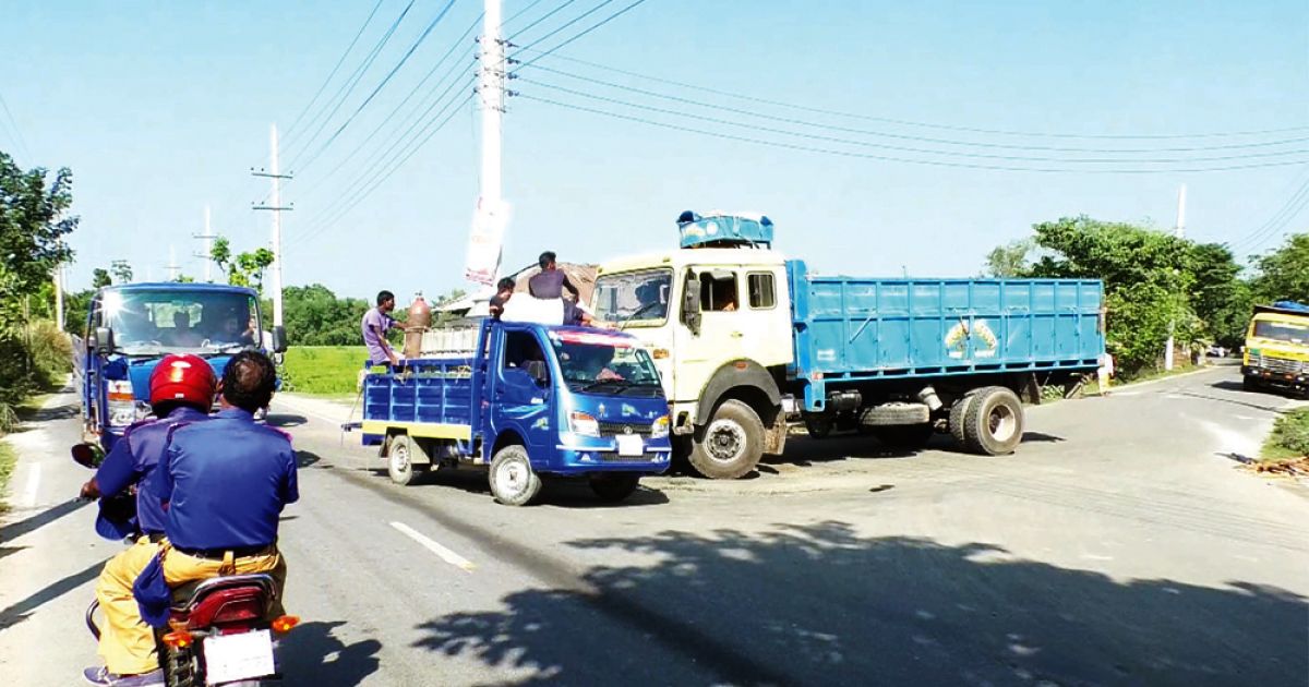 Nilphamaris-bypass-road-is-now-dead-to-reduce-traffic-congestion