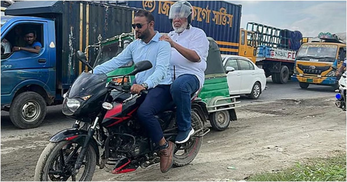 The-road-adviser-went-on-a-motorcycle-when-he-was-trapped-in-severe-traffic