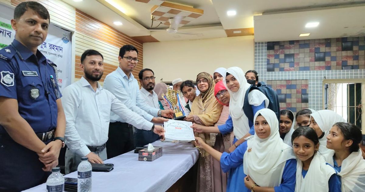 Distributing-prizes-of-summer-sports-competition-in-Muradnagar