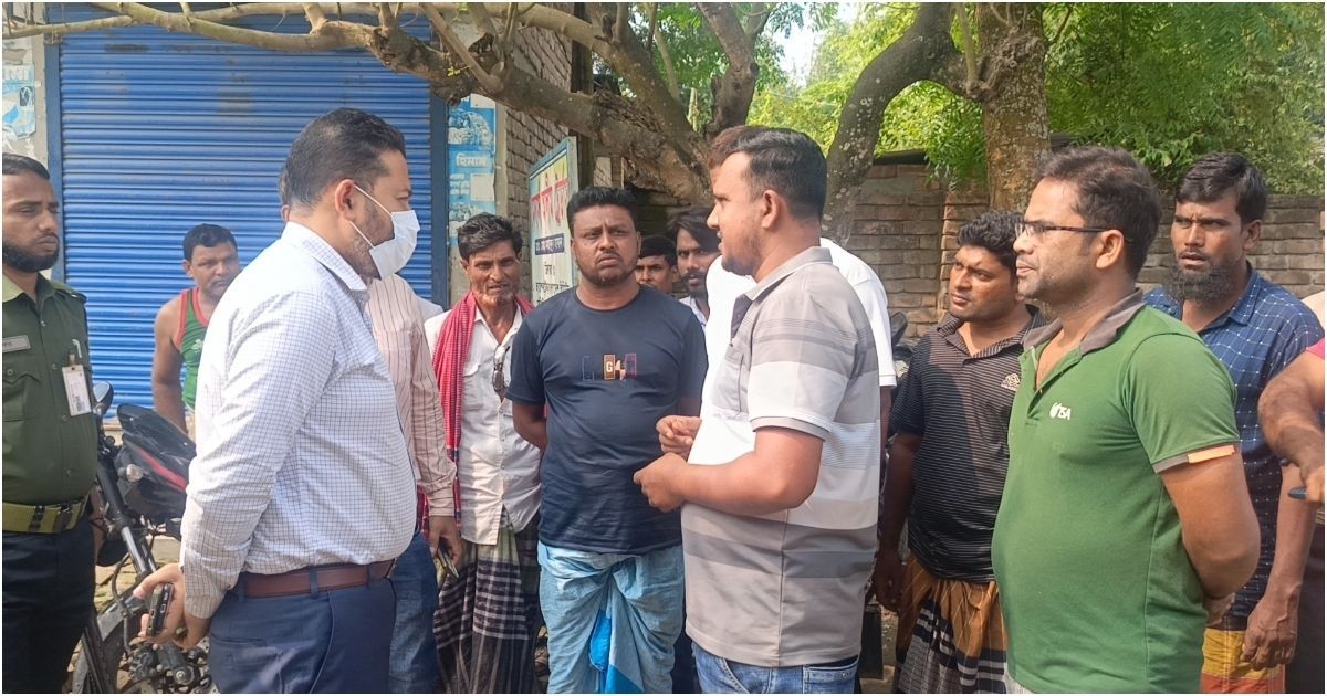 While-smuggling-in-the-black-market-in-Meherpur-fertilizer-retailers-fined-Tk-5000