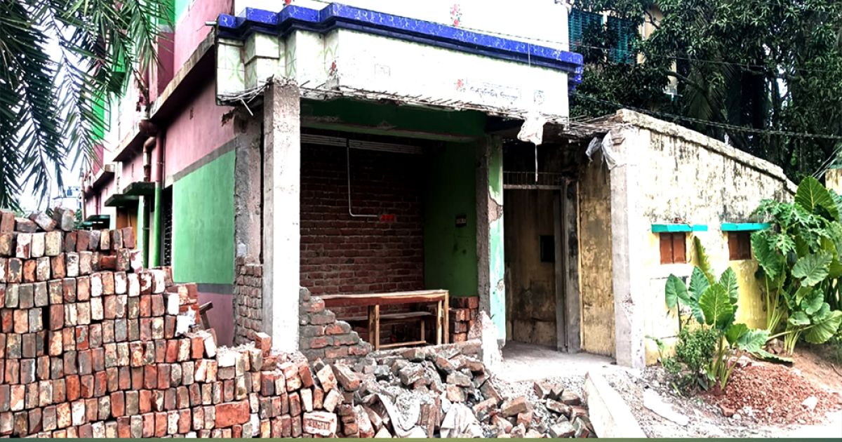 কেশবপুরে সড়কের জায়গা দখল করে প্রাচীর নির্মাণ, ভেঙে দিল জনতা