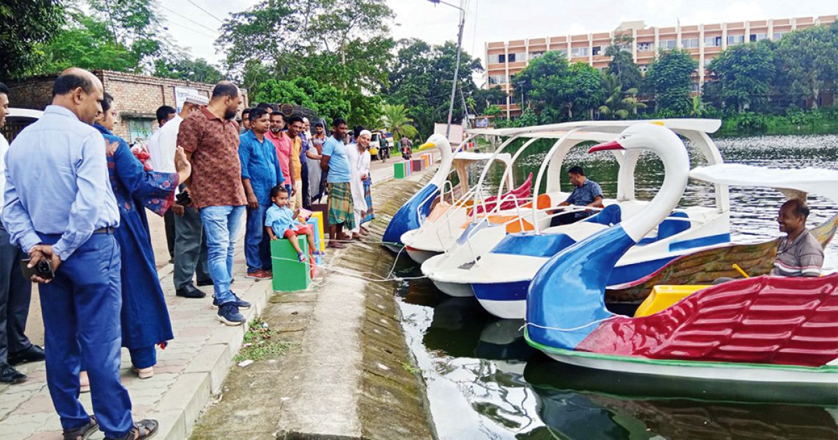 বর্ণিল-সাজে-কোটালীপাড়া-পরিষদ-লেক-দর্শনার্থীদের-ভীড়