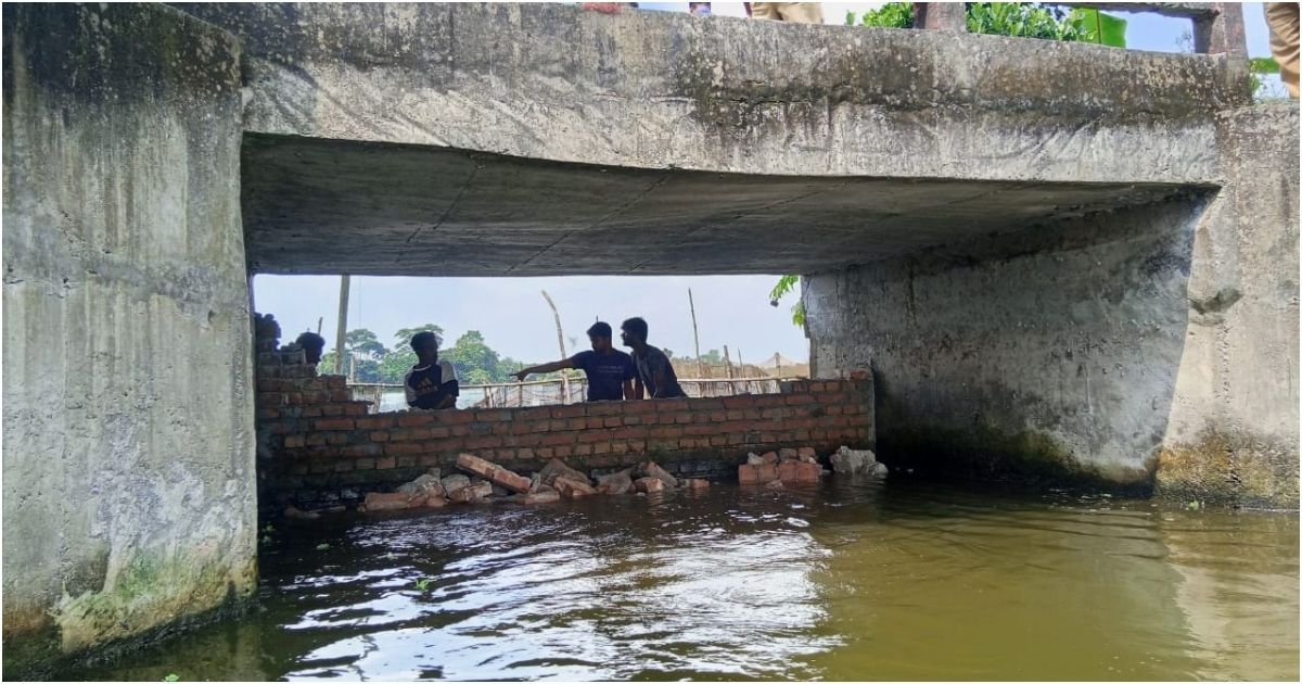 The-administration-removed-the-illegal-dam-below-the-bridge-in-Kotalipara
