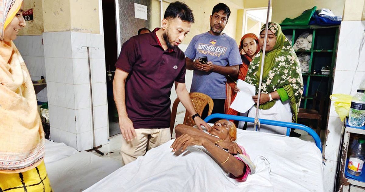 বৃদ্ধ মাকে ফেলে গেলেন সন্তানরা, পাশে দাঁড়ালো মুরাদনগর প্রশাসন