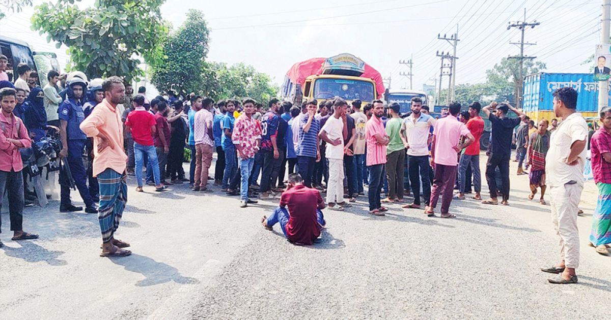 Workers-dissatisfaction-in-the-Valuka-Shepherd-Group-demonstrate-on-highway