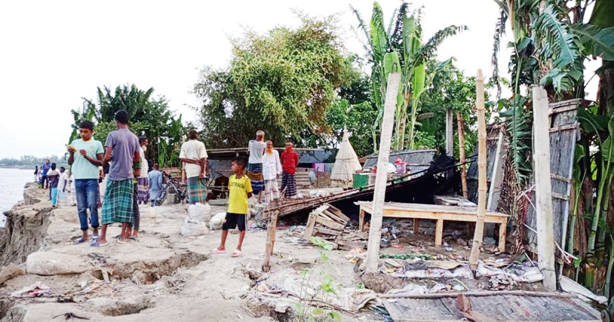 Sarayakandi-is-a-bunch-of-threats-in-the-Jamuna-river-erosion-in-Sariakandi