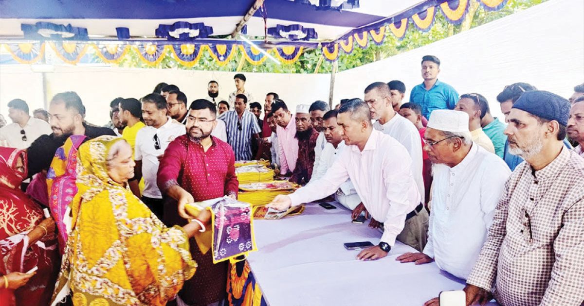 Nurul-Islam-Nayan-distributed-sarees-among-the-women-of-Hindu-religion