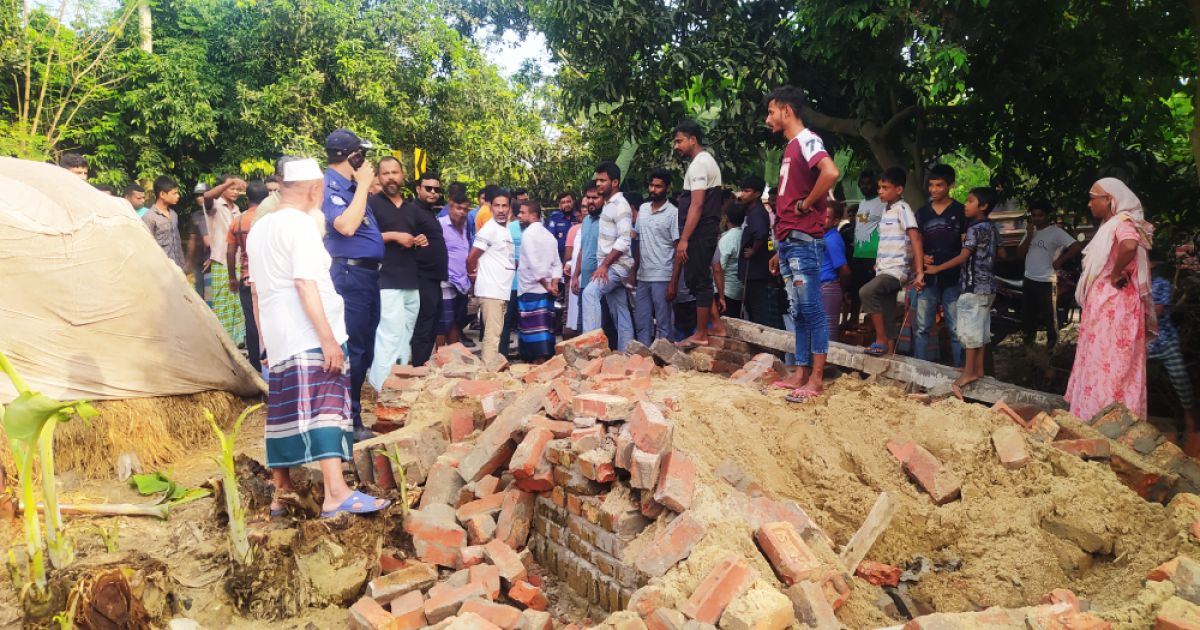 Construction-of-illegal-shops-again-at-the-head-of-Dinajpur