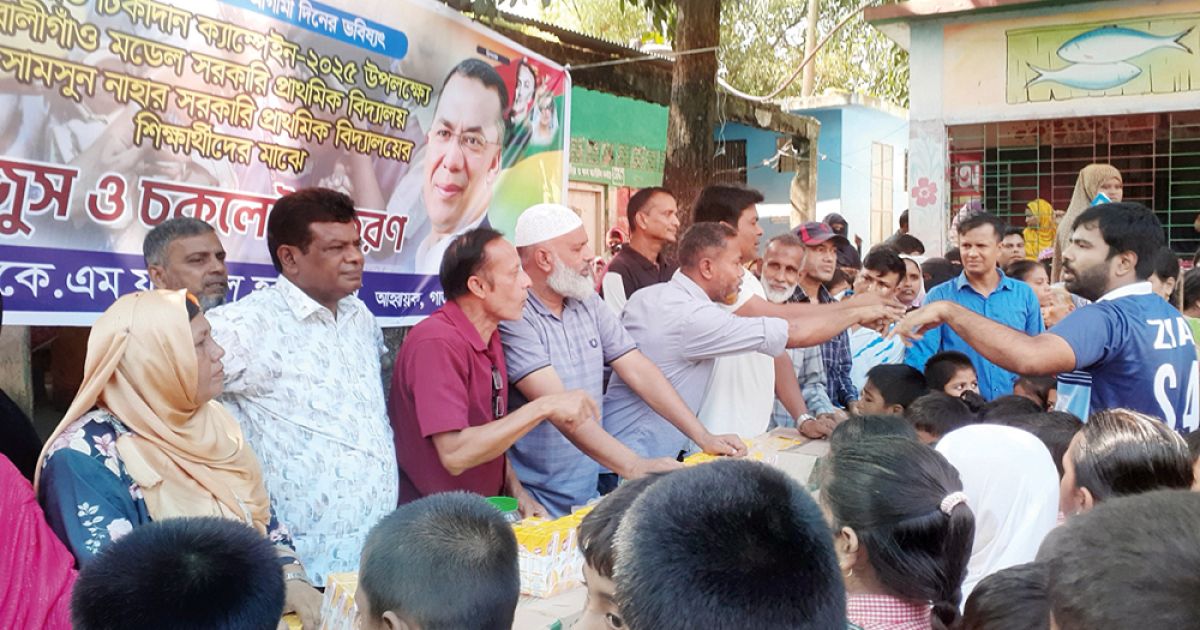 Distribution-of-juice-and-chocolate-to-enhance-the-vaccine-in-Kaliganj