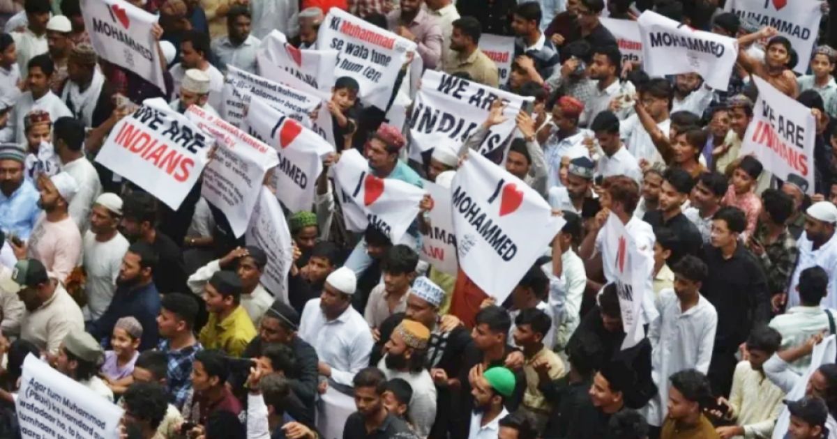 পোস্টার-টি-শার্ট-ফেসবুকে-আই-লাভ-মোহাম্মদ