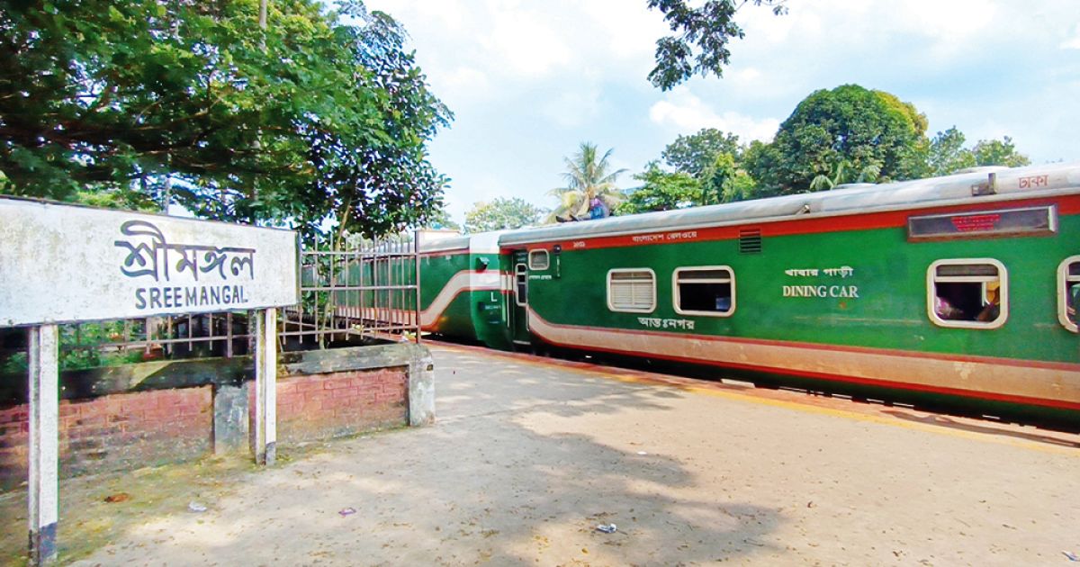 Tourists-of-Srimangal-suffer-from-ticket-shortage