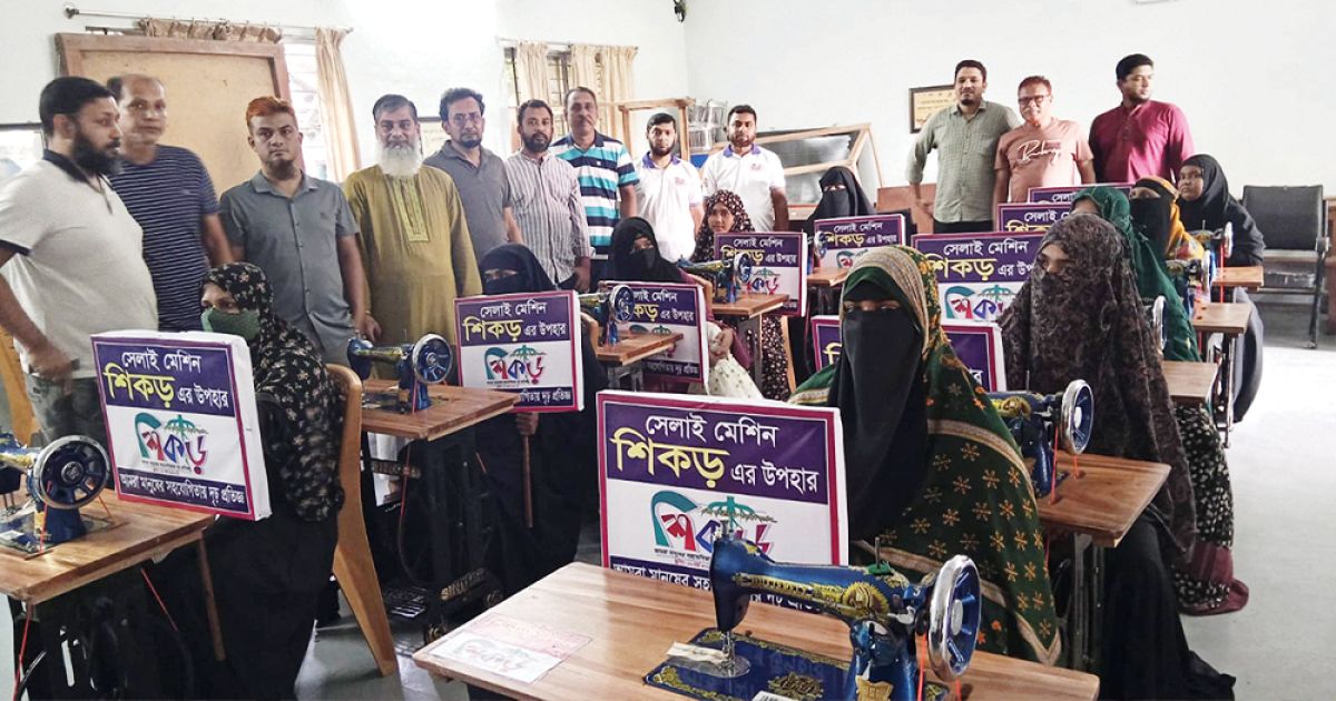 In-Faridpur-10-poor-women-got-sewing-machines