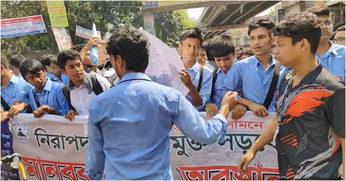 Students-protest-at-Farmgate-demanding-safe-occupation-free-roads