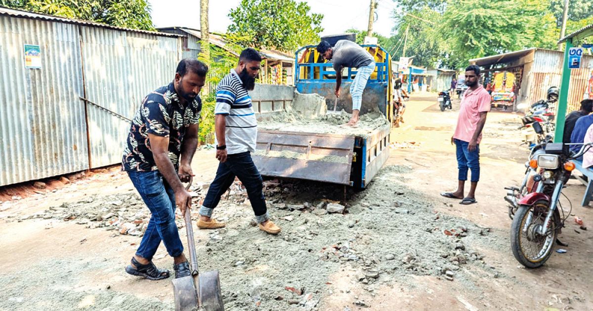Rehabilitation-of-potholed-roads-in-Faridpur-under-the-initiative-of-Jubo-Dal