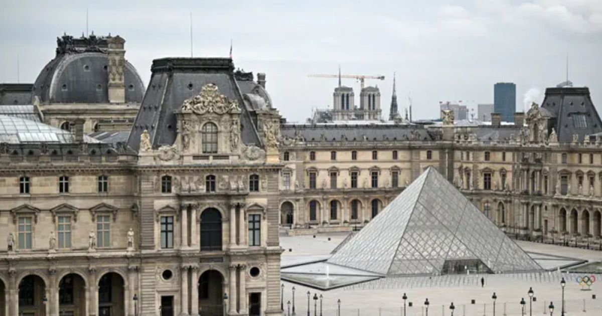 Louvre-Museum-temporarily-closed-after-robbery