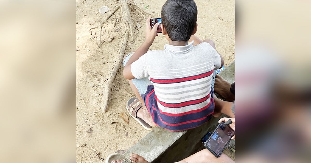 Children-and-teenagers-are-getting-addicted-to-online-gaming-in-Dhobaura