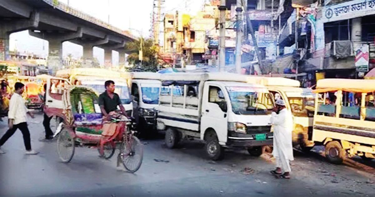 Suffering-from-public-transport-crisis-on-Rupganj-Narayanganj-road