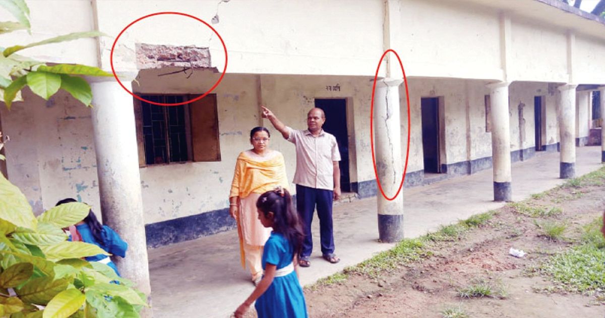 The-plaster-is-crumbling-at-Raujan-Kanthalbhanga-Government-Primary-School