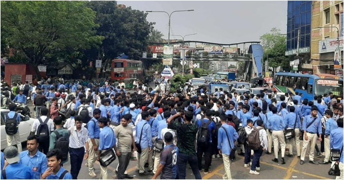 Road-blockade-at-Farmgate-demanding-safe-roads