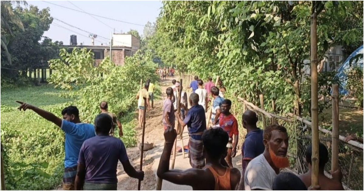 In-Pabna-20-people-were-injured-in-the-clash-between-the-two-sides-due-to-a-dispute-a-year-ago