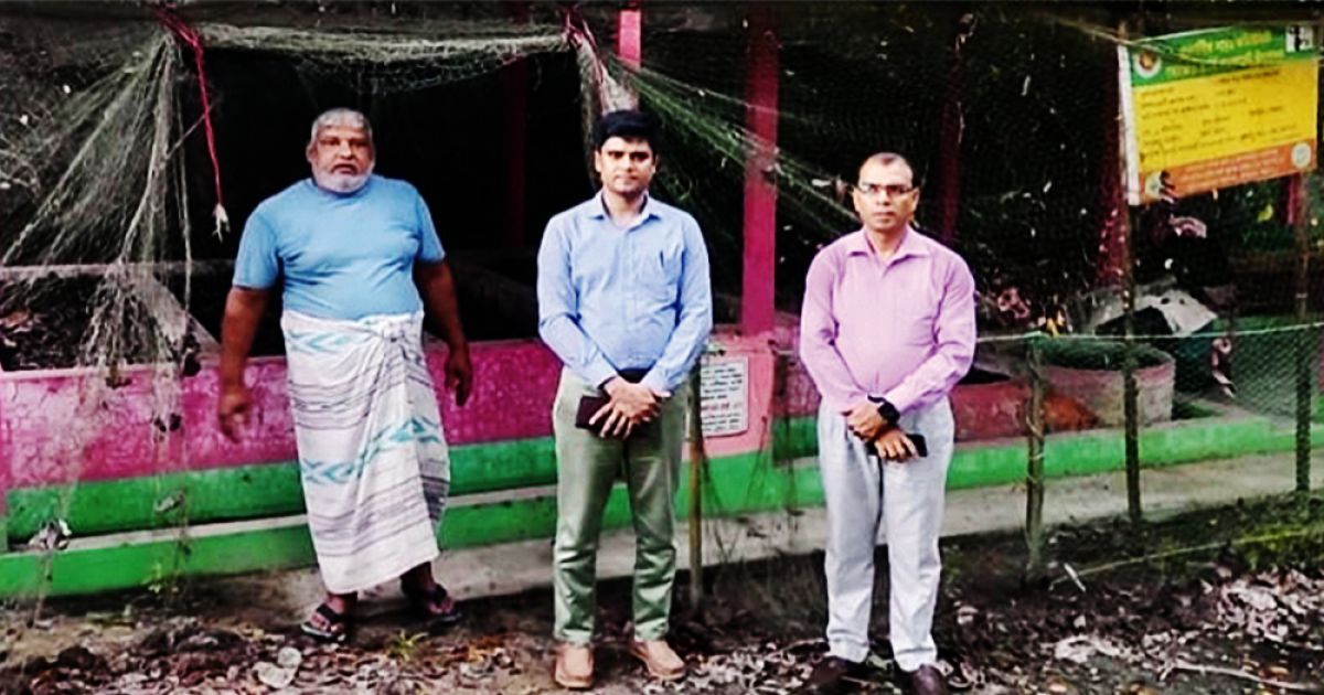 রাউজানে কৃষক ছগির সফল ভার্মি কম্পোস্ট উৎপাদক