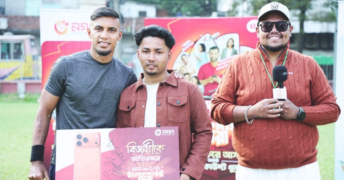Sunny-Bepari-of-Barisal-received-an-iPhone-from-Jamal-Bhuiya