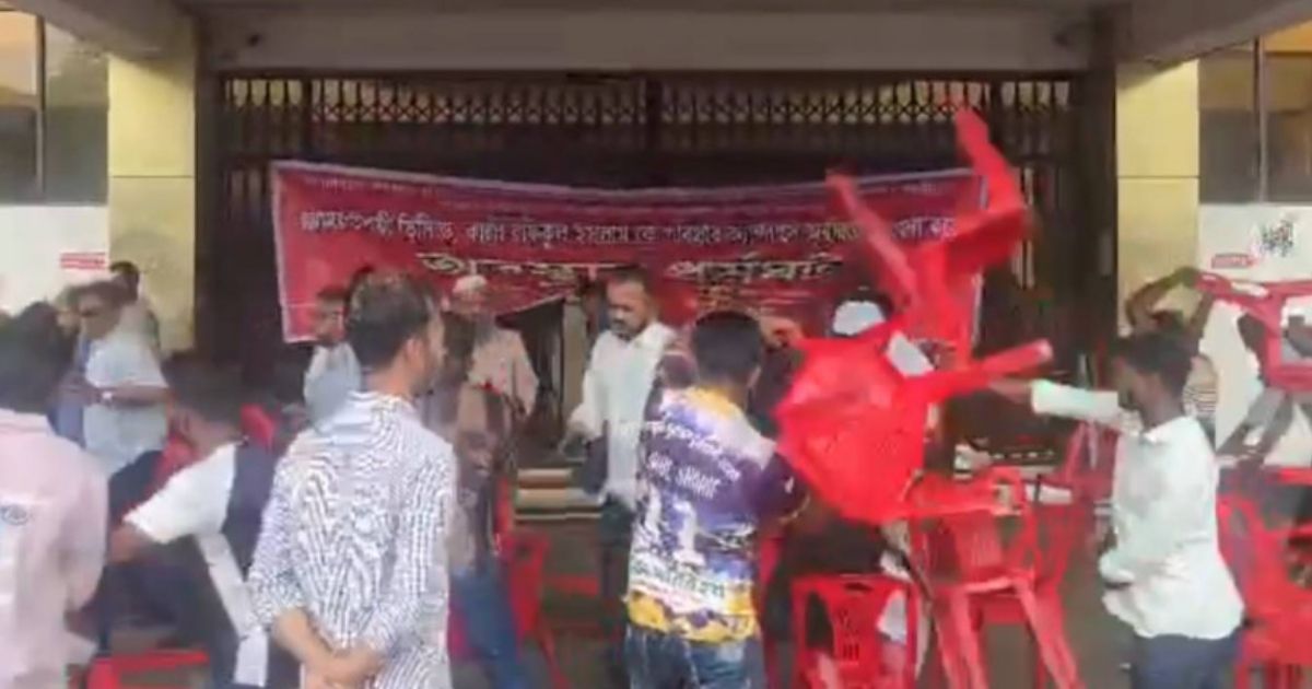 পবিপ্রবিতে শিক্ষক-শিক্ষার্থীদের ওপর হামলা
অনির্দিষ্টকালের জন্য ক্লাস-পরীক্ষা স্থগিত
