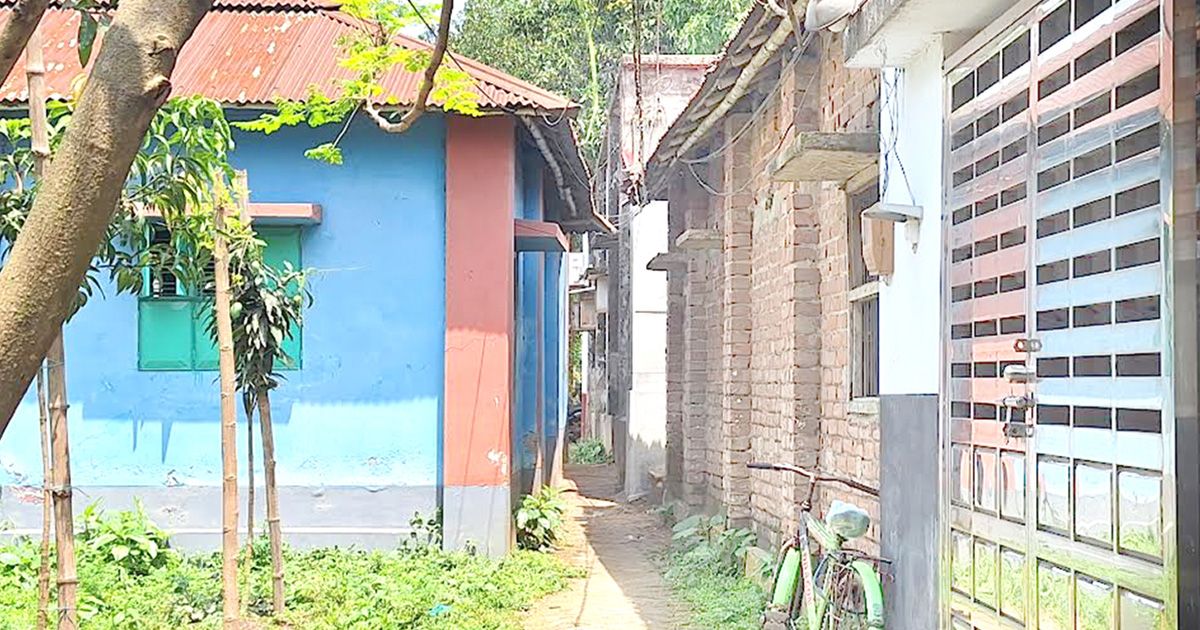 দেড় যুগ ধরে অবরুদ্ধ সান্তাহারের ৪০ পরিবার, বঞ্চিত ন্যূনতম নাগরিক সুবিধা