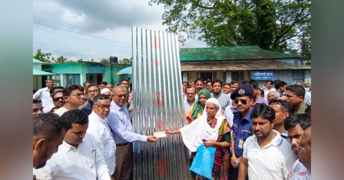 নেত্রকোনায় দুর্যোগে ক্ষতিগ্রস্ত পরিবারের মাঝে ঢেউটিন ও আর্থিক সহায়তার চেক বিতরণ এমপি আনোয়ারুল হকের