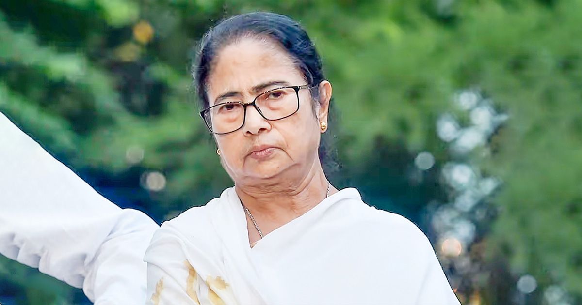 হাইকোর্টে আইনজীবীর পোশাকে সাবেক মুখ্যমন্ত্রী মমতা