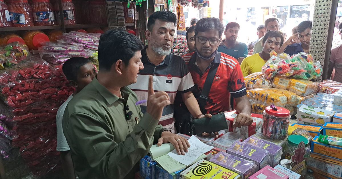 মাগুরায় ভোক্তা অধিকার অভিযান: অনুমোদনহীন পণ্য বিক্রয়ের অপরাধে প্রতিষ্ঠানকে এক লাখ টাকা জরিমানা