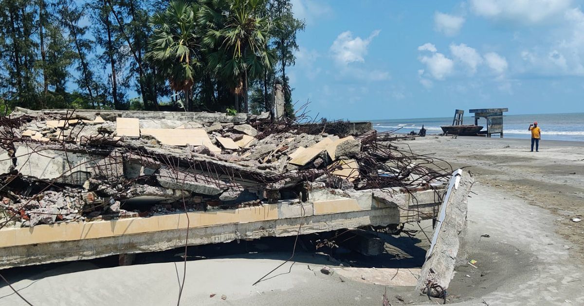 ভাঙা কংক্রিট যেন মরণফাঁদ, কুয়াকাটা সৈকতে দুর্ঘটনার আতঙ্কে পর্যটক