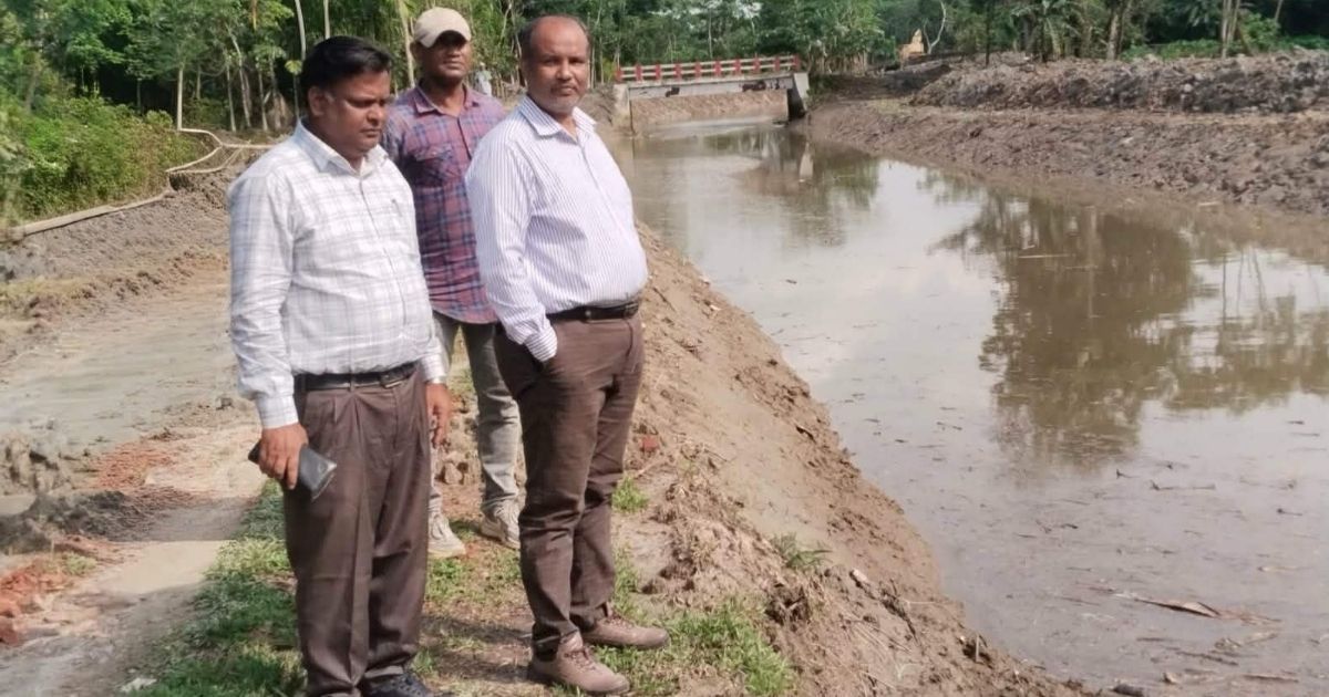 নলছিটিতে খাল পুনঃখনন কার্যক্রম পরিদর্শনে এলজিইডির নির্বাহী প্রকৌশলী