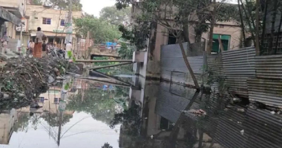 বেলকুচিতে পরিকল্পিত ড্রেনেজ ব্যবস্থা না থাকায় বাড়ছে দুর্ভোগ