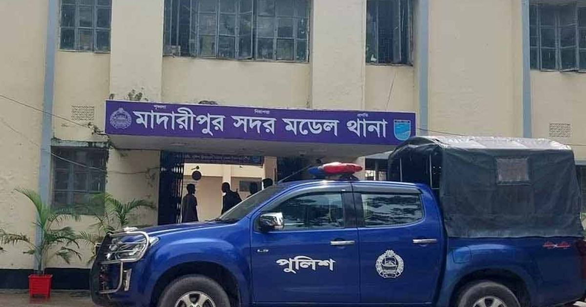 মাদারীপুরে আত্মীয়ের বাসা থেকে একই পরিবারের তিনজনের মরদেহ উদ্ধার
