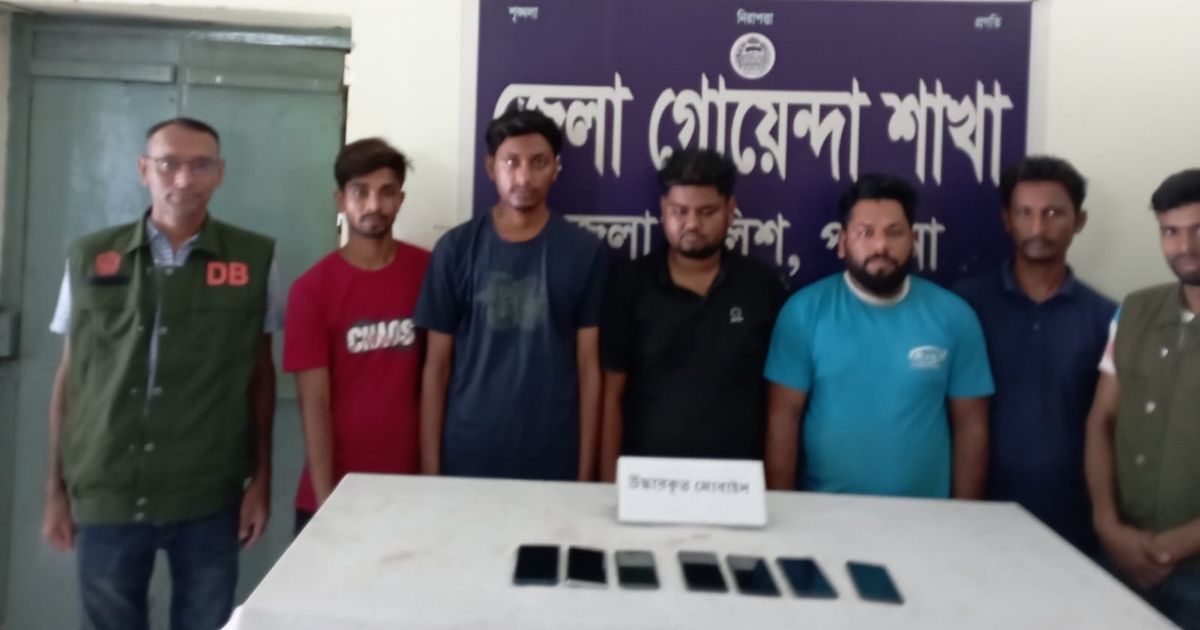পাবনায় অনলাইন জুয়া চক্রের ৫ সদস্য আটক, জব্দ ৬ স্মার্টফোন