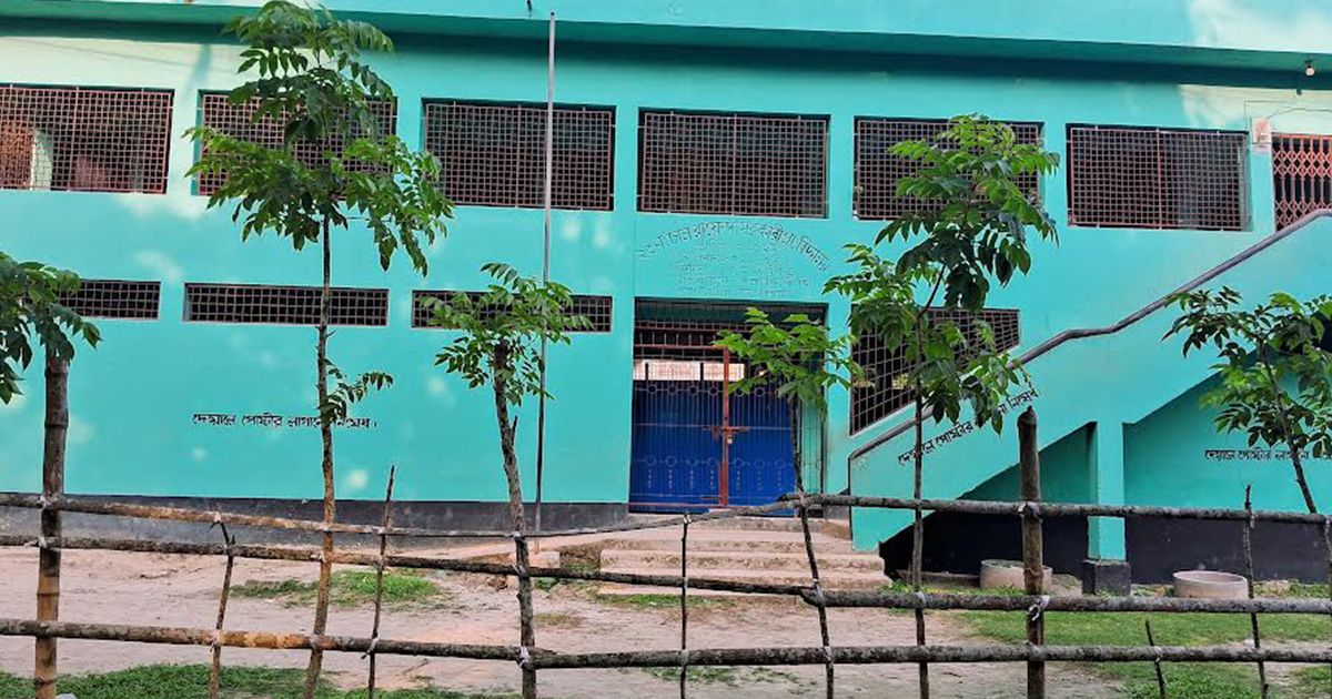 শরণখোলায় স্কুলের সামনে স্পিড ব্রেকার না থাকায় বাড়ছে দুর্ঘটনার শঙ্কা