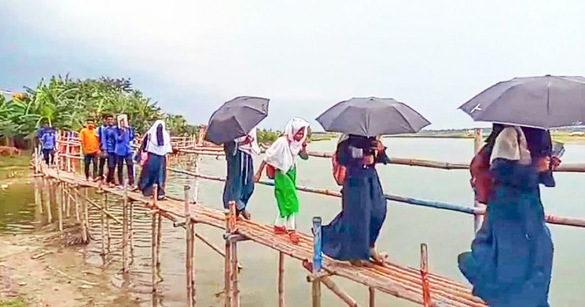 ঘূর্ণিঝড় আম্পান তাণ্ডবে বিধ্বস্ত হওয়ার ৬ বছরেও মেরামত হয়নি সড়ক, সাঁকো―ই সাত গ্রামের মানুষের ভরসা