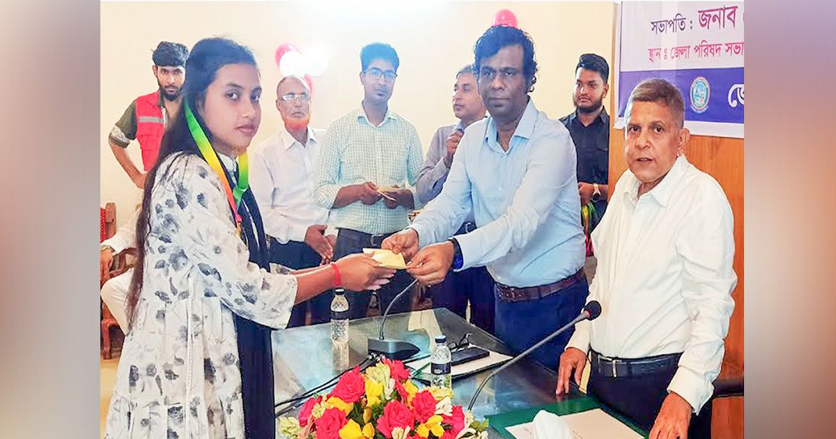 মানিকগঞ্জে ১৪২ মেধাবী শিক্ষার্থী পেল এককালীন শিক্ষাবৃত্তি